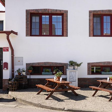 Penzion A Vinarstvi Naturvini Miroslav  Buitenkant foto